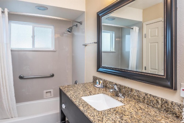 Blu Pacific Hotel image 23